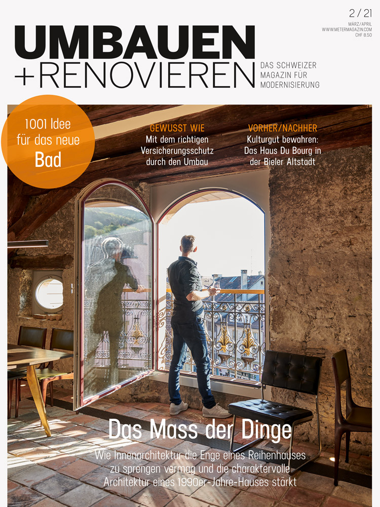 Titelbild der Zeitschrift Umbauen+Renovieren. Es zeigt einen Mann, der in einem alten Gebäude am geöffneten Fenster steht.