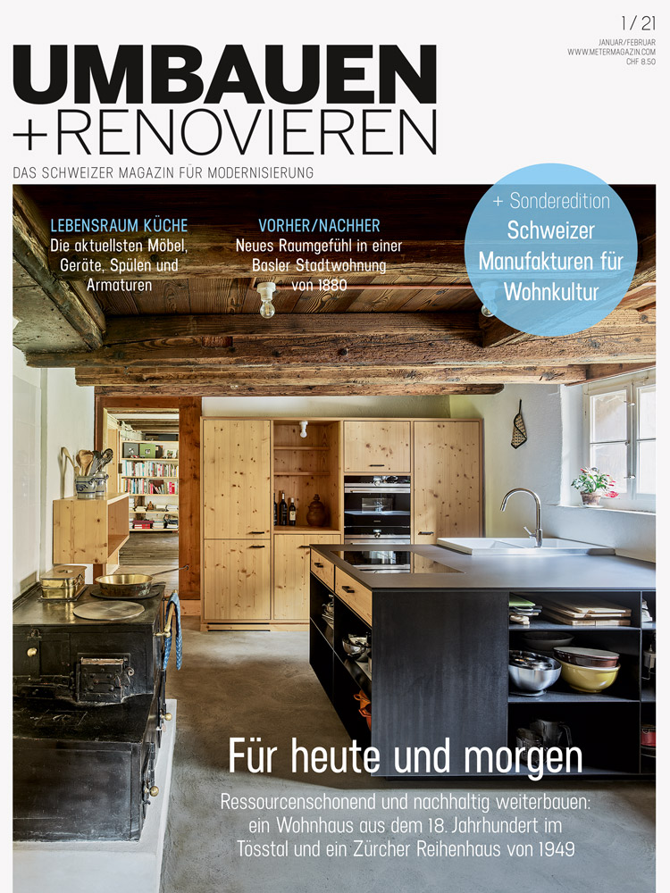 Cover der Zeitschrift Umbauen+Renovieren. Es zeigt eine Kochinsel in einem alten, hölzernen Raum.