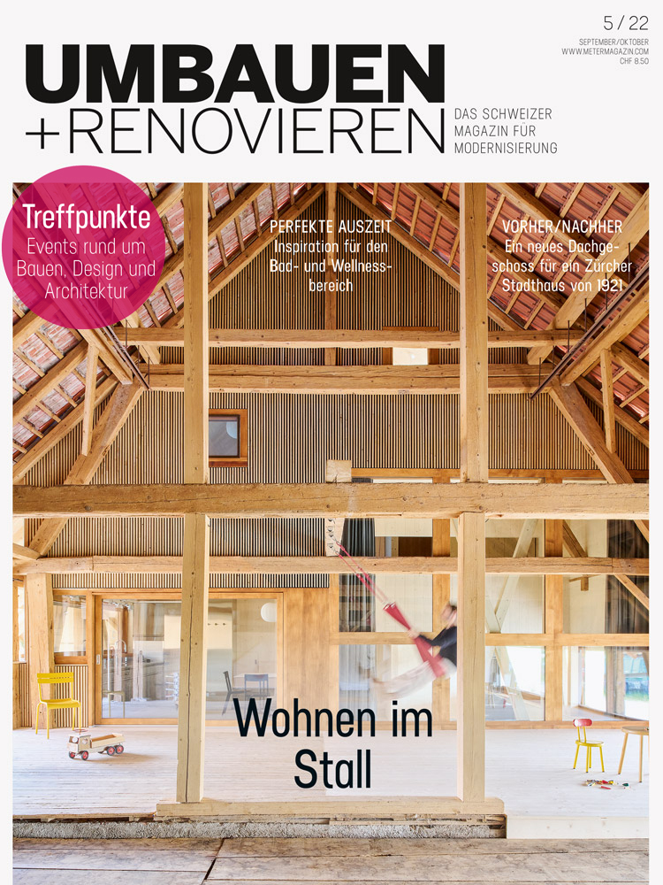Cover der Zeitschrift Umbauen+Renovieren mit einem grossen Stallraum, in den ein Wohnraum eingestellt ist