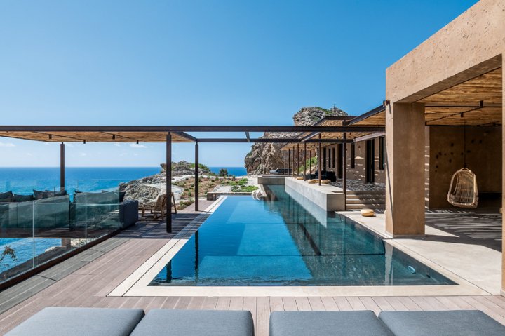 Haus auf Kreta mit Blick auf Pool und Meer.