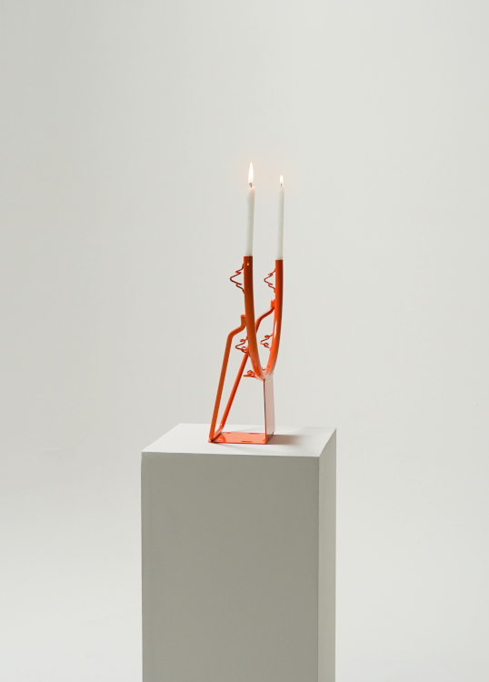 ein zu einem Kerzenständer umgeformter Basketballkorb des Künstlers Douglas McCurdy.