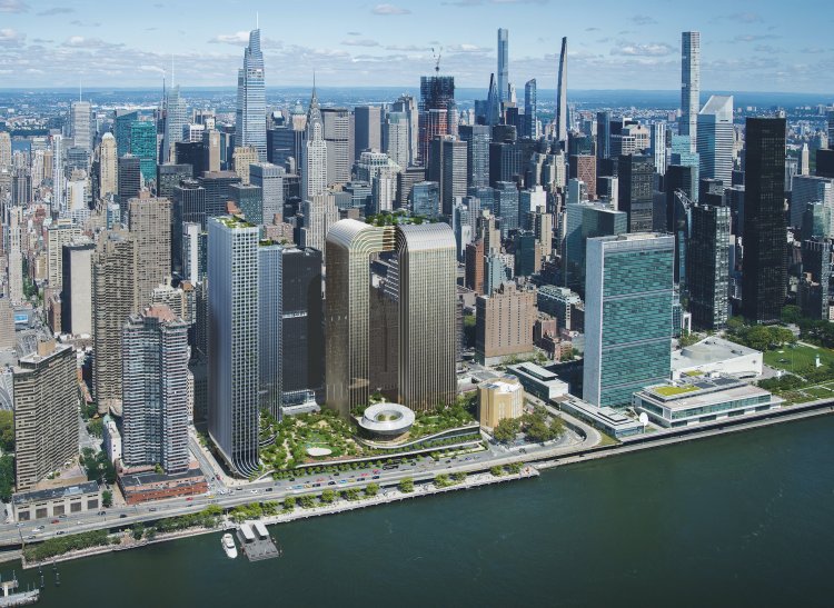 Rendering einer Luftaufnahme des East Rivers und der Hochhäuser von Midtown Manhattan in New York City mit vier neuen Hochhäusern in goldener und silberner Fassade.