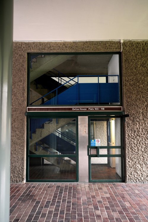 Eine Glastür, die ins Treppenhaus führt.
